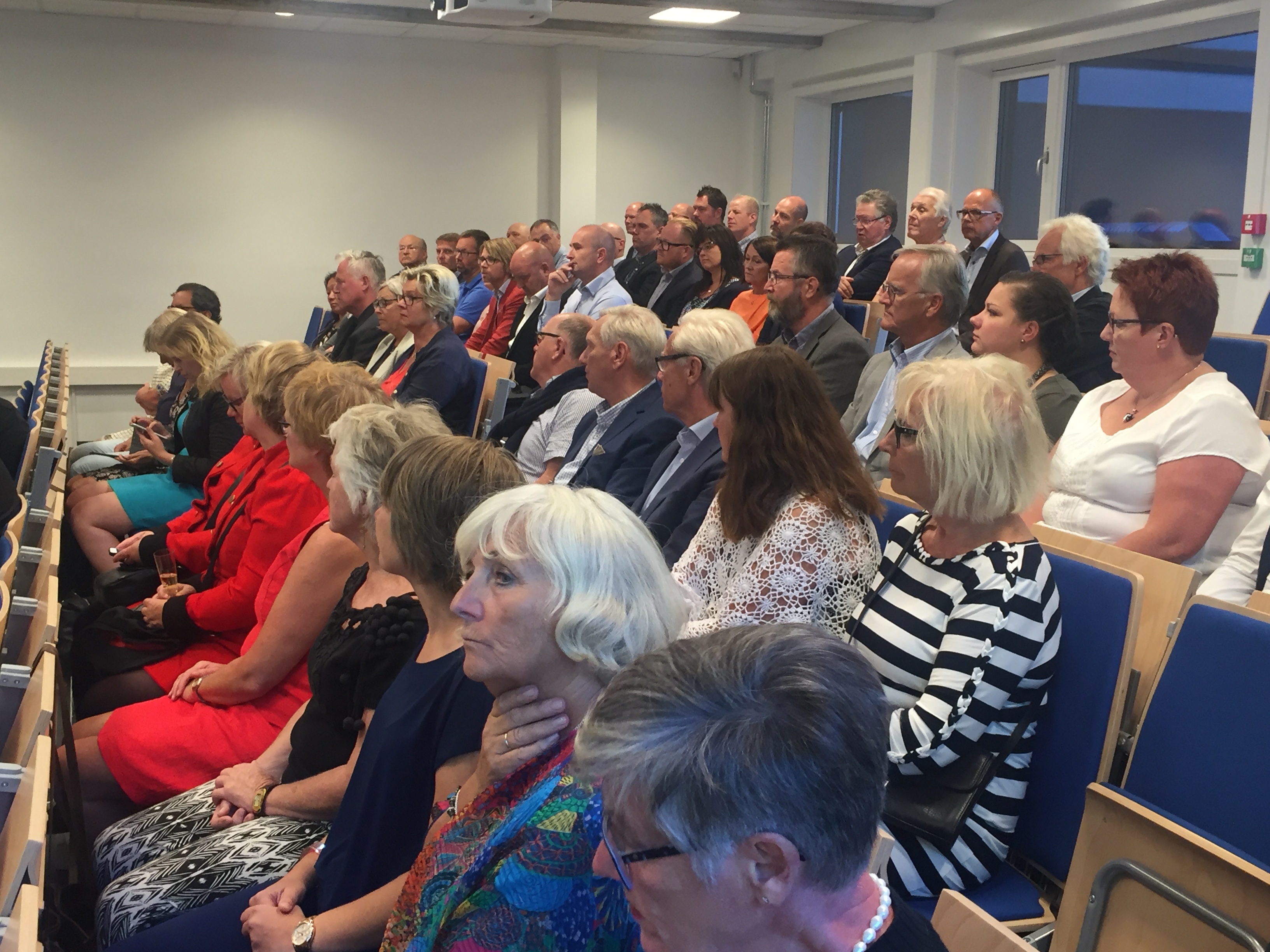 Mange var til stede under åpningen av Høgskolebygget