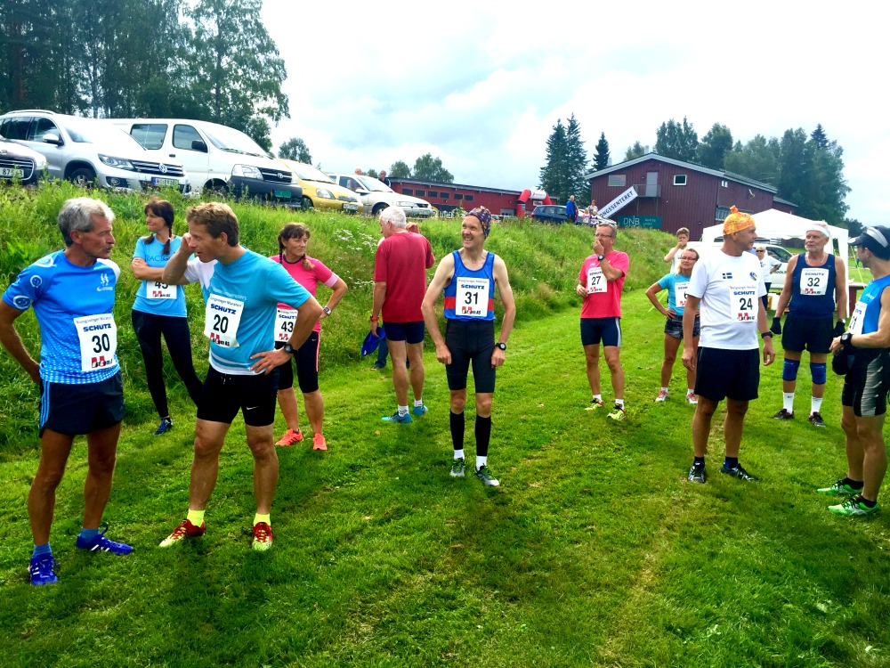 Helmaraton-løperne gjør siste forberedelser før speaker PK Johansen teller ned til start.