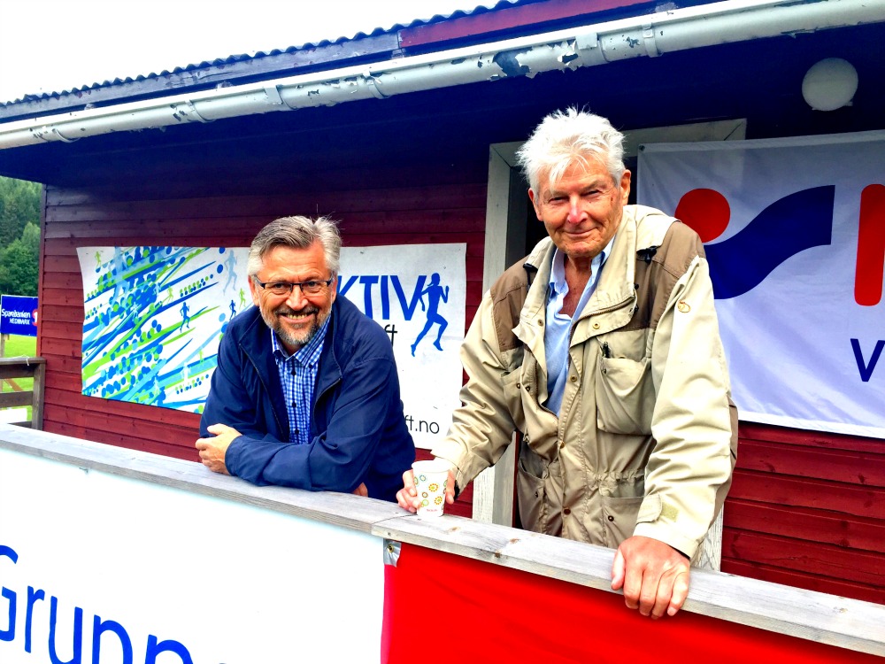 Ordfører Sjur Strand ønsket alle lykke til og Stein Bjørnsen delte ut vandrepokalen.