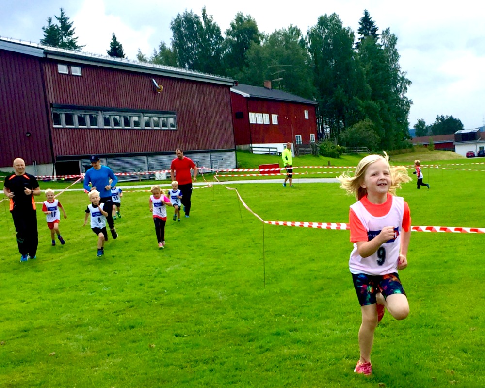 Stor innsats og fint driv i barnemaraton-løypa.