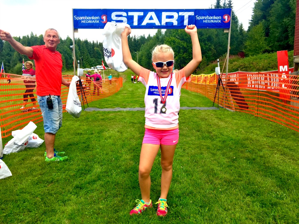 Emilie Ruud Lia, 8 år, løp først over mål i barnemaraton, og skal løpe minimaraton senere.