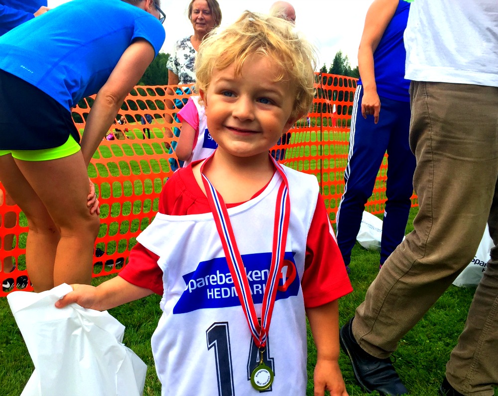 Noah Alexzander Bråten, 2 år, har nettopp kommet i mål og fått medalje.