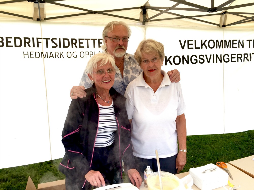 Ingrid Holen (t.v), Runar Åsum og Kari Aarstad serverer kaffe, vafler og annet godt i kiosken.
