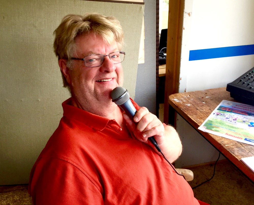 PK Johansen har kontroll fra speakerbua på Kongsvinger Maraton.