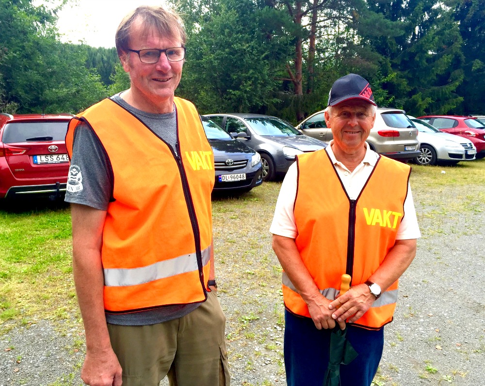 Åge Bøhle (t.v) og Terje Holen holder kontroll på parkeringen.