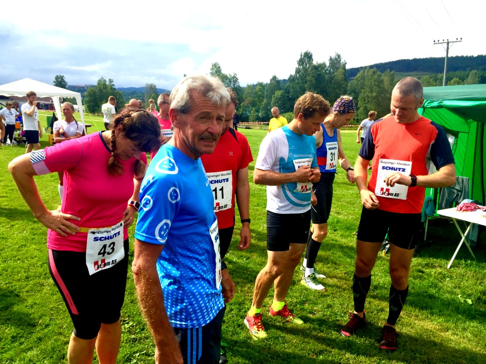 Deltakerne i helmaraton gjør seg klare for de drøye 42 kilometerne i skogen ved Sæter.