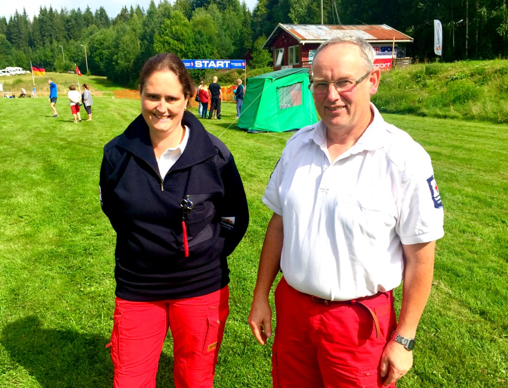 Ann Helen Sæther og Even Rudsdammen i Røde Kors er stand-by i tilfelle skader. Hittil lover det godt.
