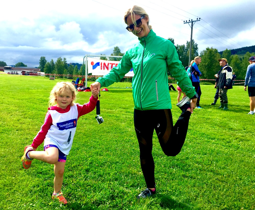 Eline Haukeland, 3,5 år, tøyer ut før hun skal ut på barnemaraton.
