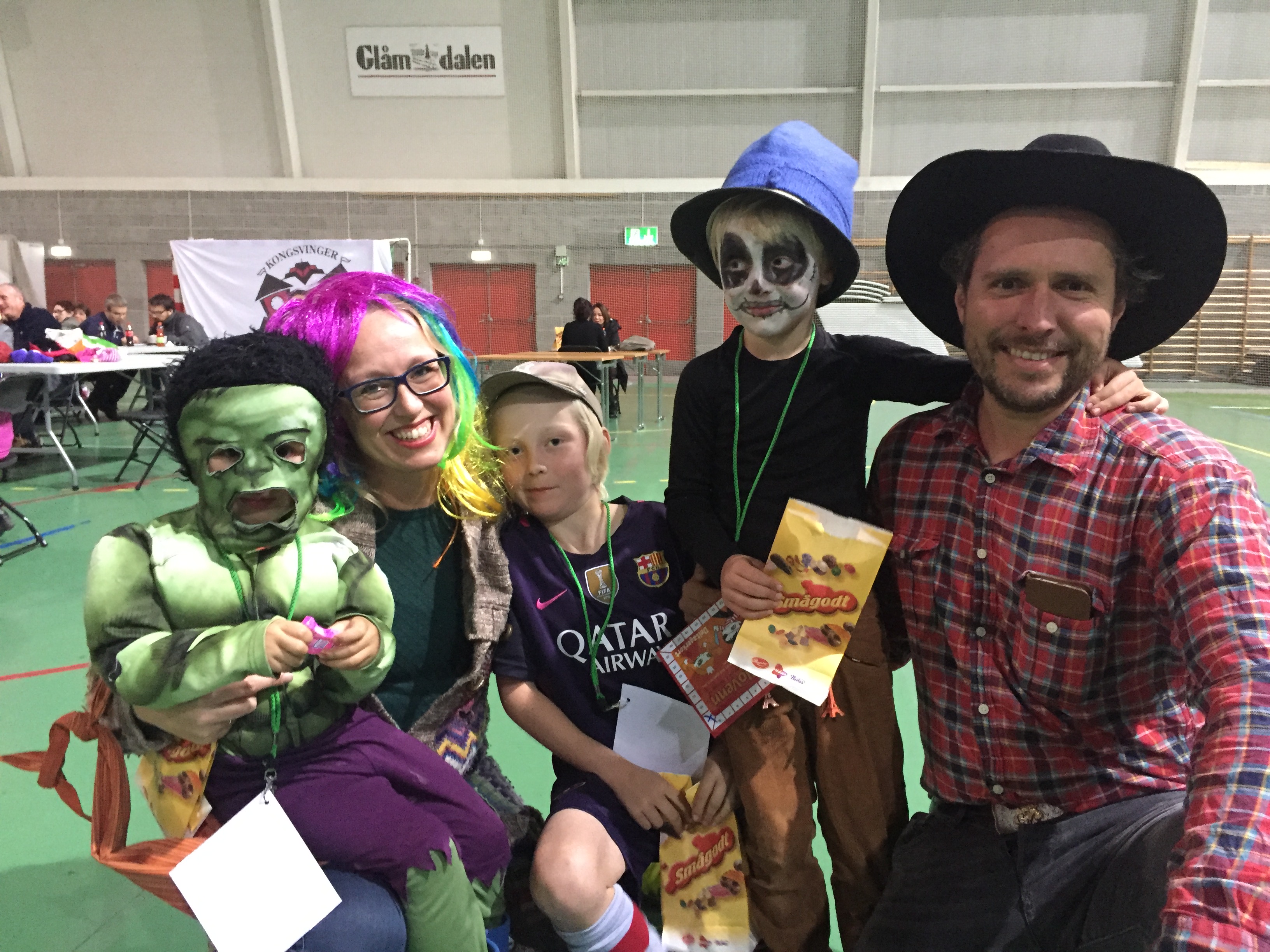 Familien Smedtorp-Kvalø med Lilja, Billy og Charlie og mamma Camilla og pappa Edmund hadde mer enn nok å gjøre under HalloVenn-arrangementet.