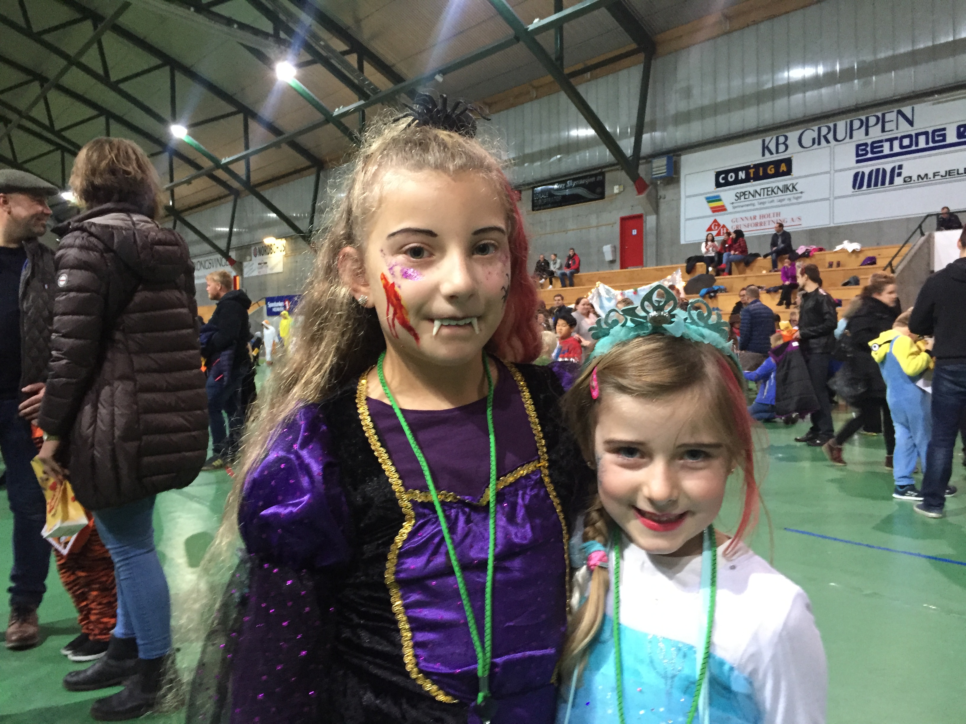 Celina, 9 år, og Tuva, 6 år, koste seg med alle aktiviteter.