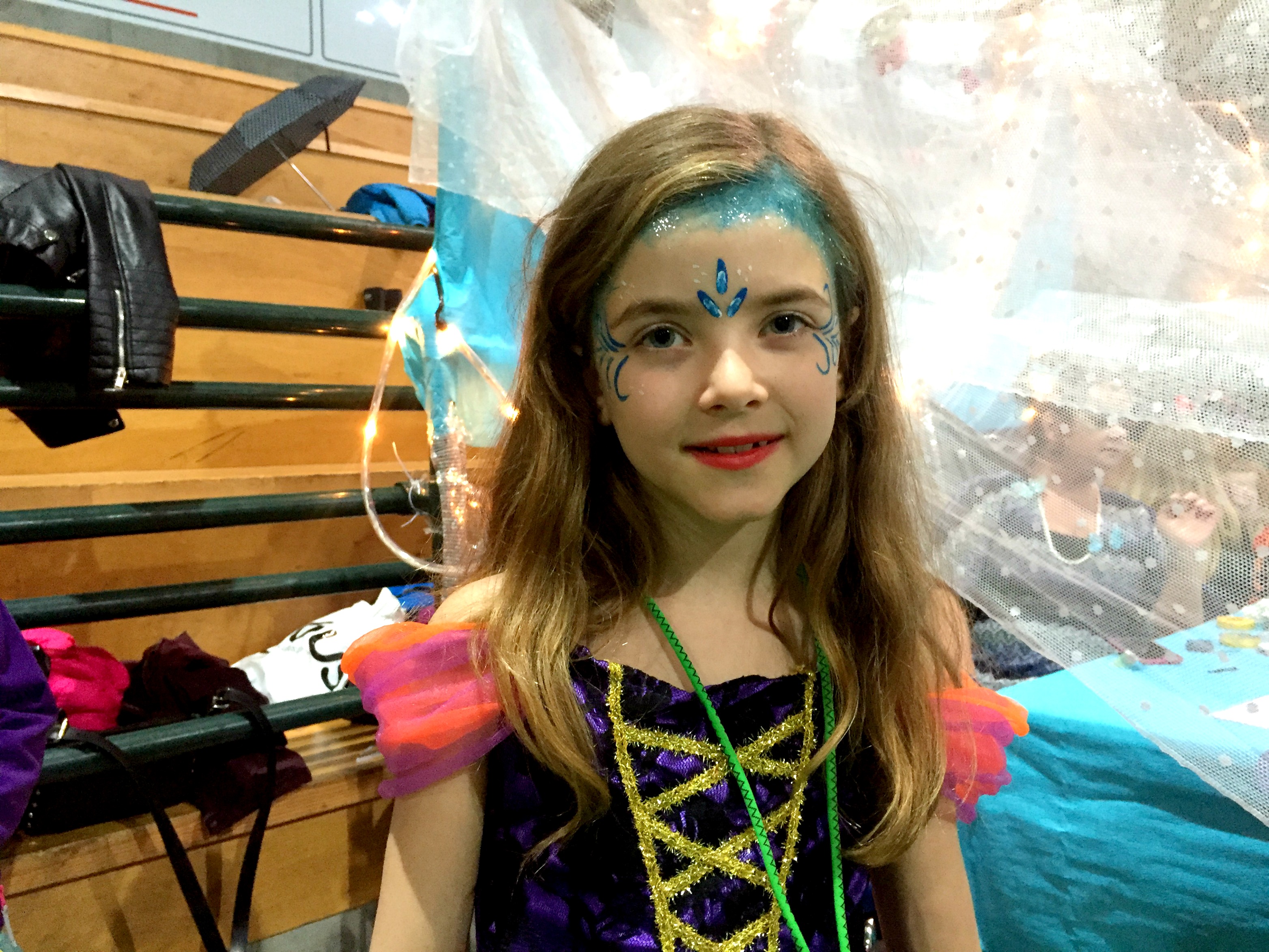 Linnea Amundsen har fått ansiktsmaling som prinsesse Elsa i Frost.