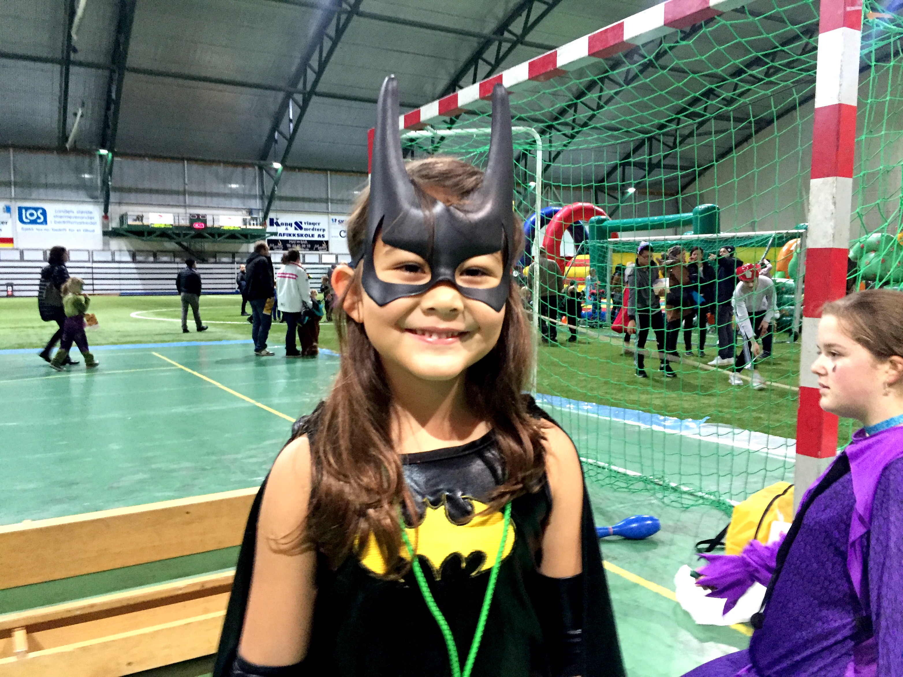 Adriana Isabel, 6 år, koser seg på HalloVenn