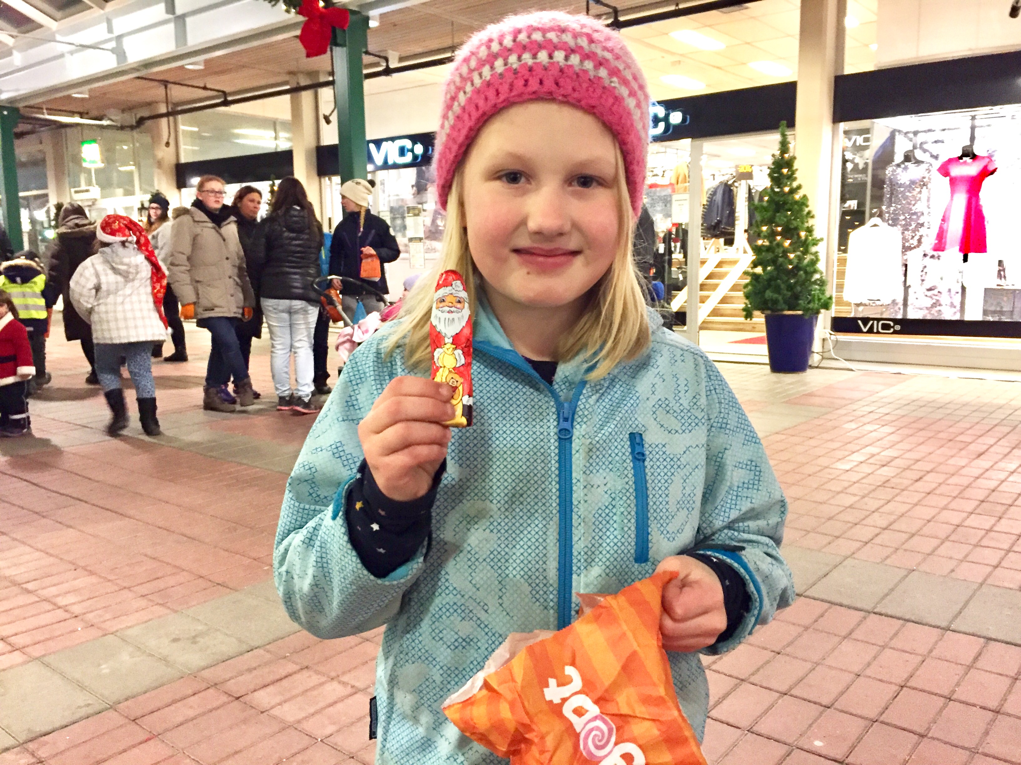 Emilie Granlund, 8 år, fikk kos av Nissemor, Nissefar og alle nissebarna. Hun gleder seg veldig til jul.