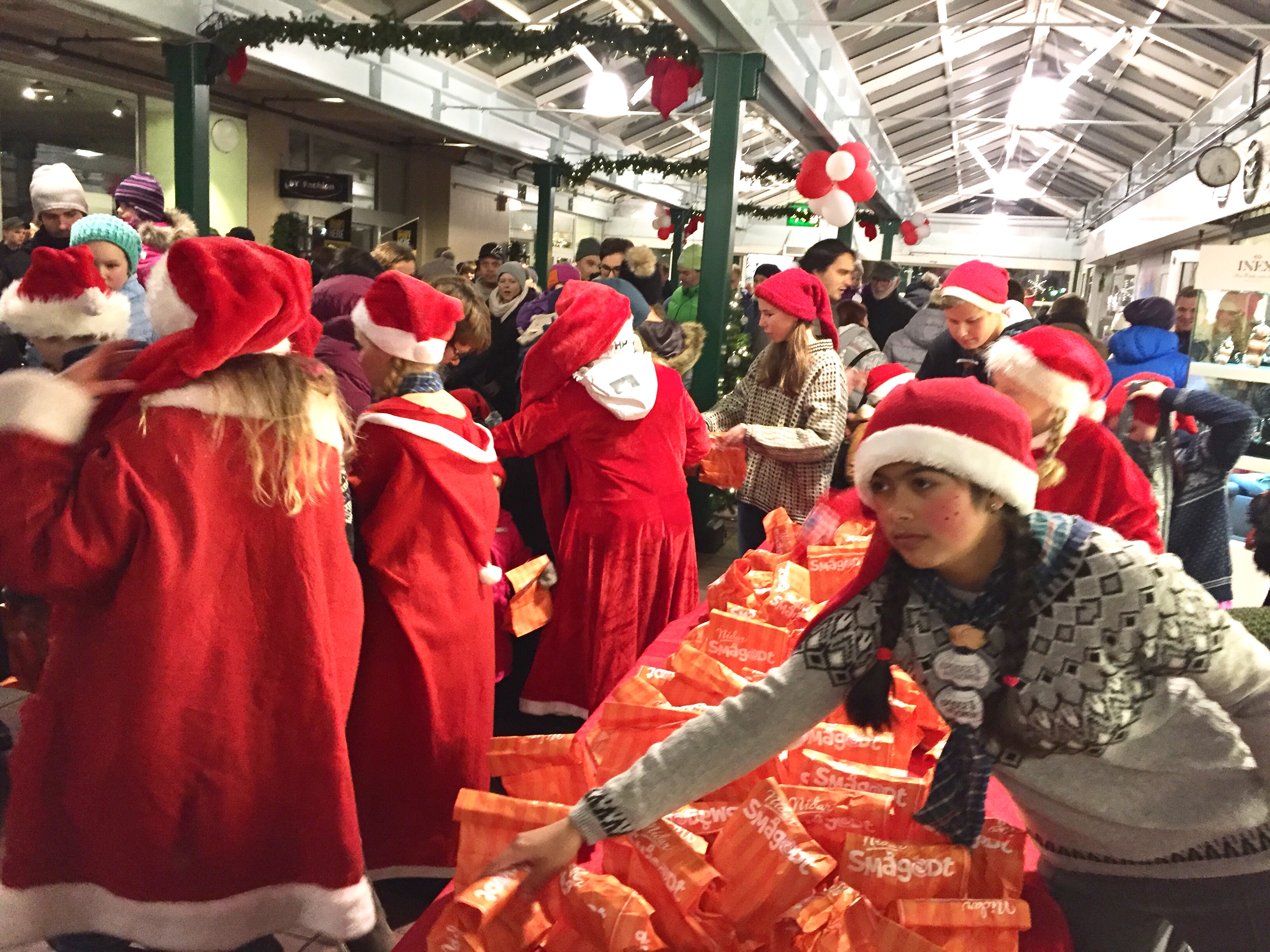 Mange gode nissehjelpere fra Speideren delte ut godteposer til barna