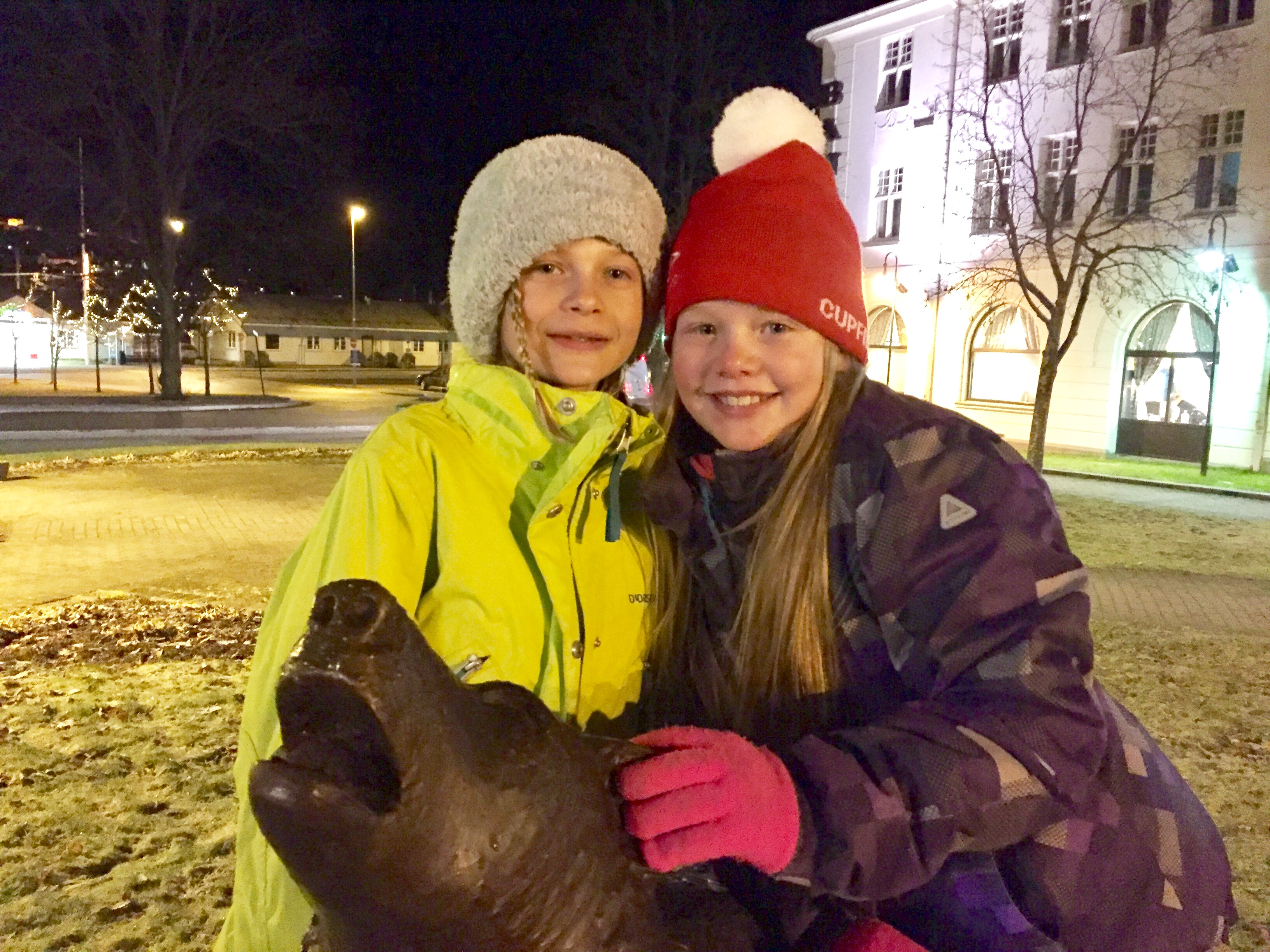 Maria Høiby Ruud (t.v) og Pernlille Sørli Løvlie koser seg på julegateåpning - og er ikke redd for ulven!