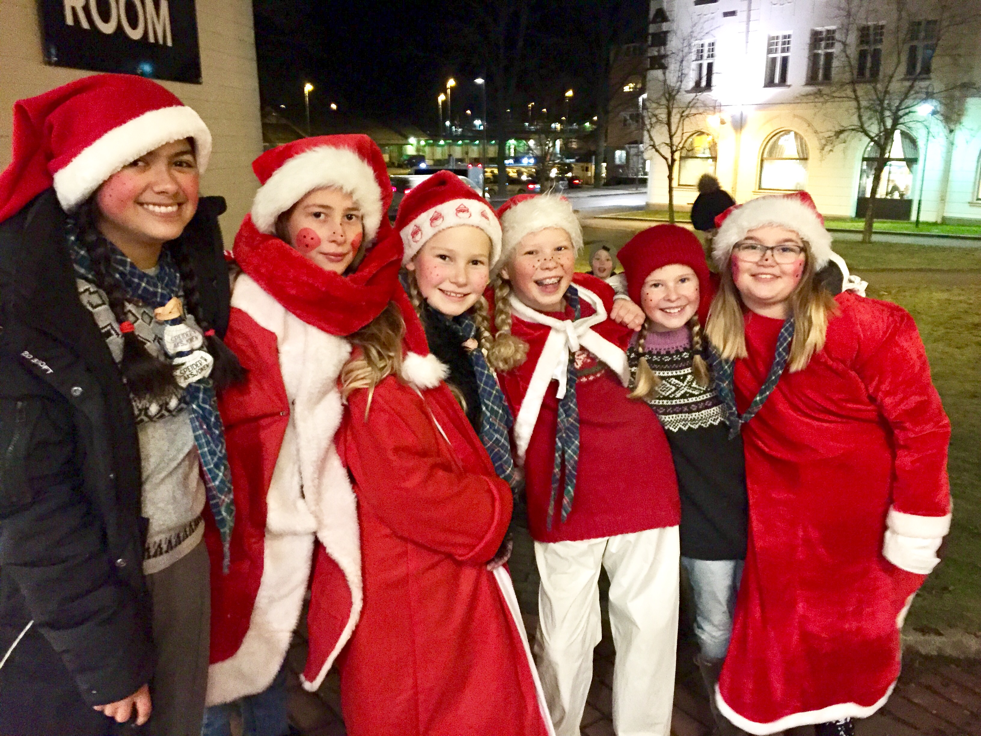 Lek og moro hører med når man er sammen på julegateåpning.