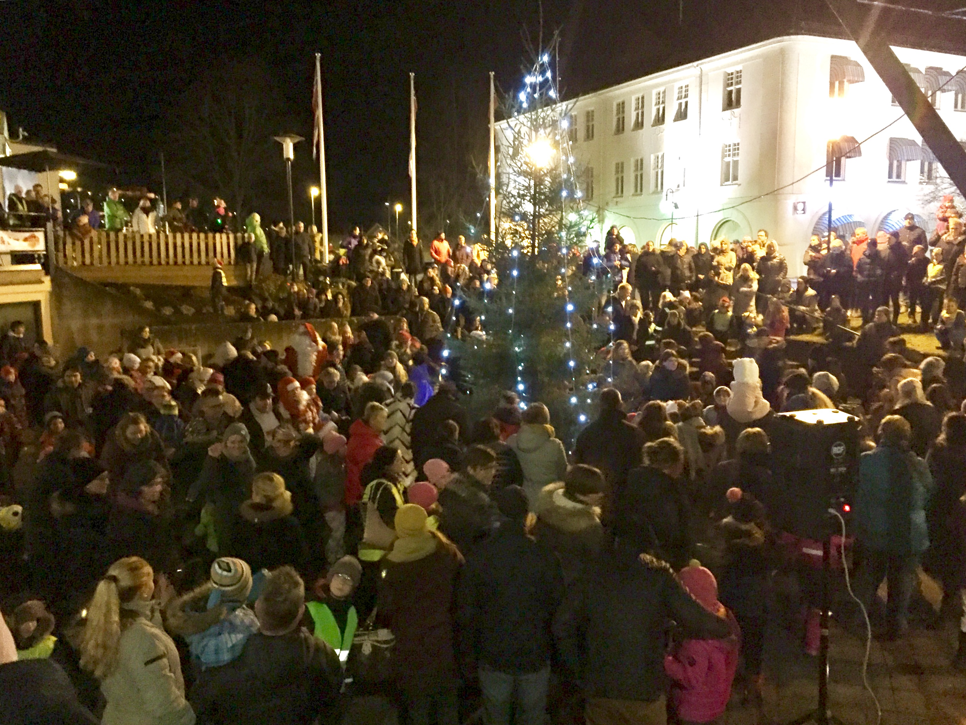 Mange hundre barn og voksne koste seg på julegateåpning og gikk rundt juletreet i amfiet i Gågata.