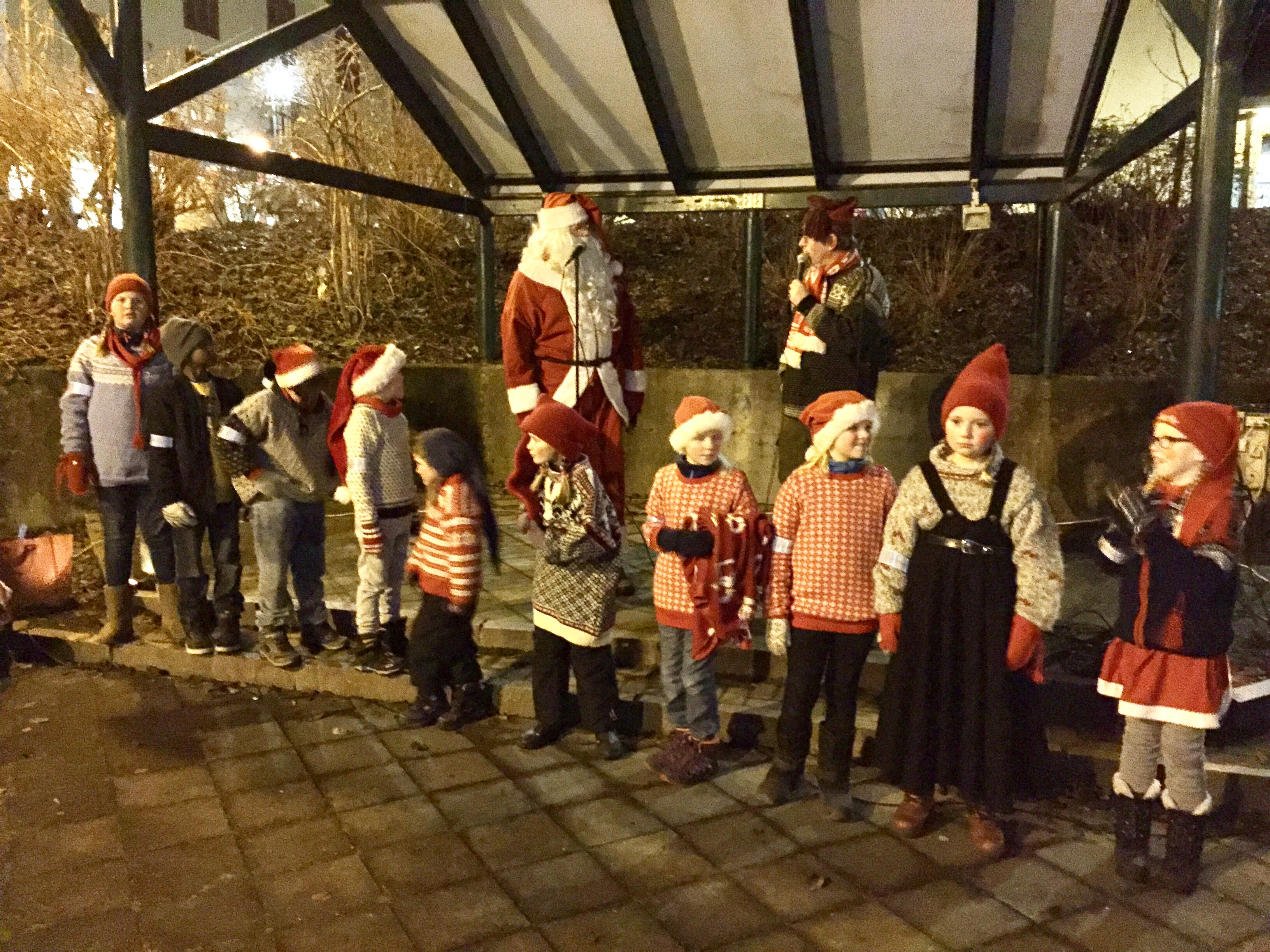 Hele nissefamilien var samlet i amfiet, og de sang sanger, gikk rundt juletreet og snakket med barna.