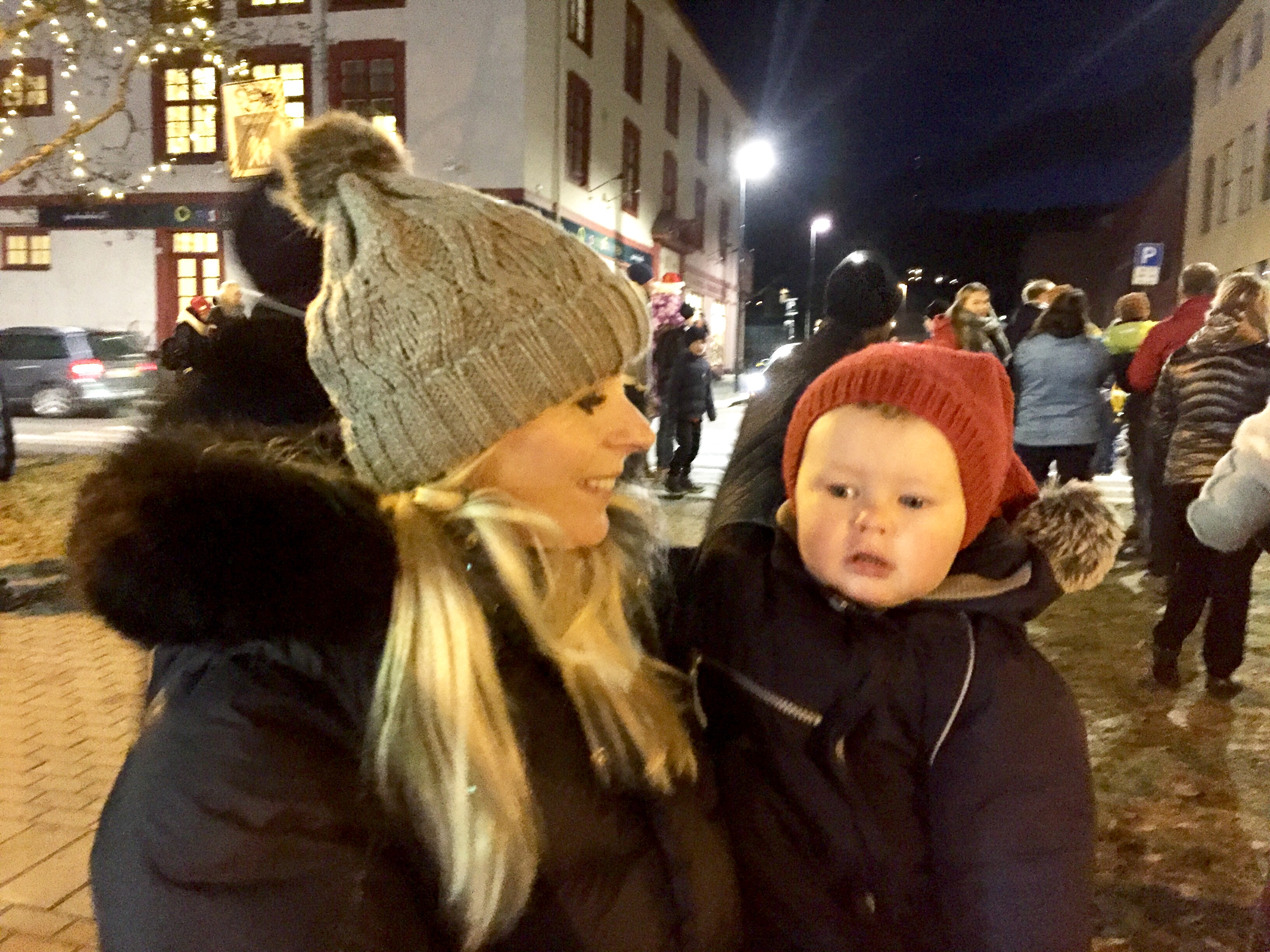 En søt, liten nissegutt på julegateåpning