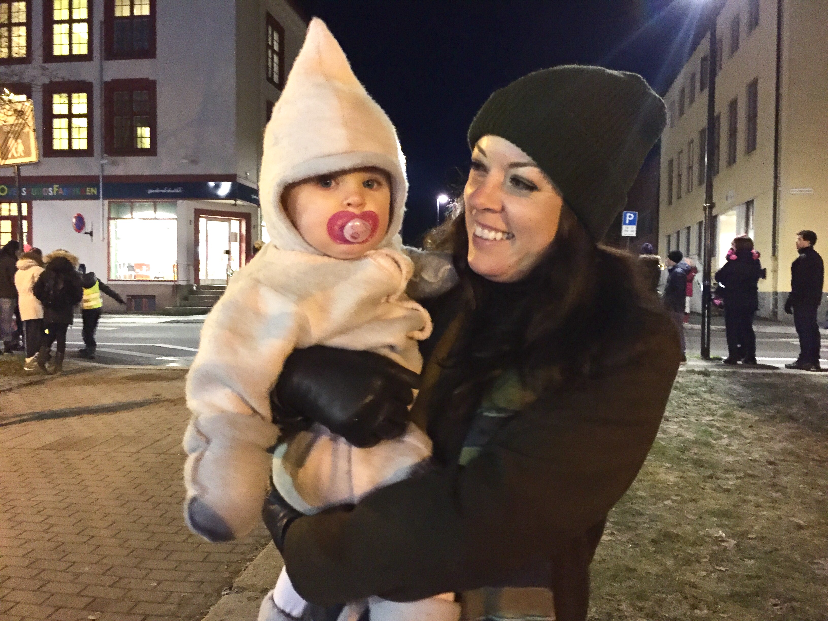 Man er aldri for liten for julegateåpning.