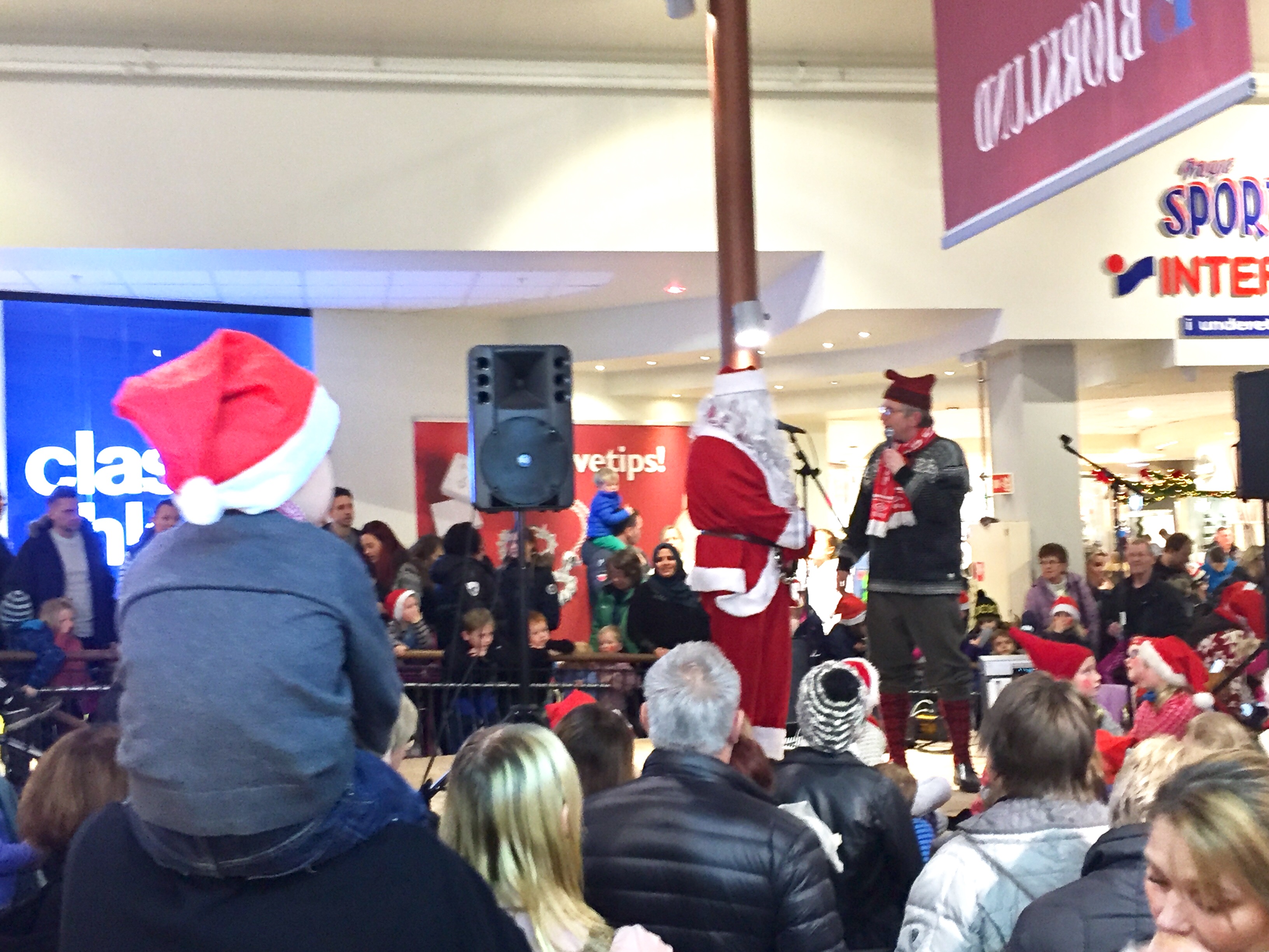 På Kongssenteret var det så fullt at små nissegutter måtte sitte på skuldrene til pappa.