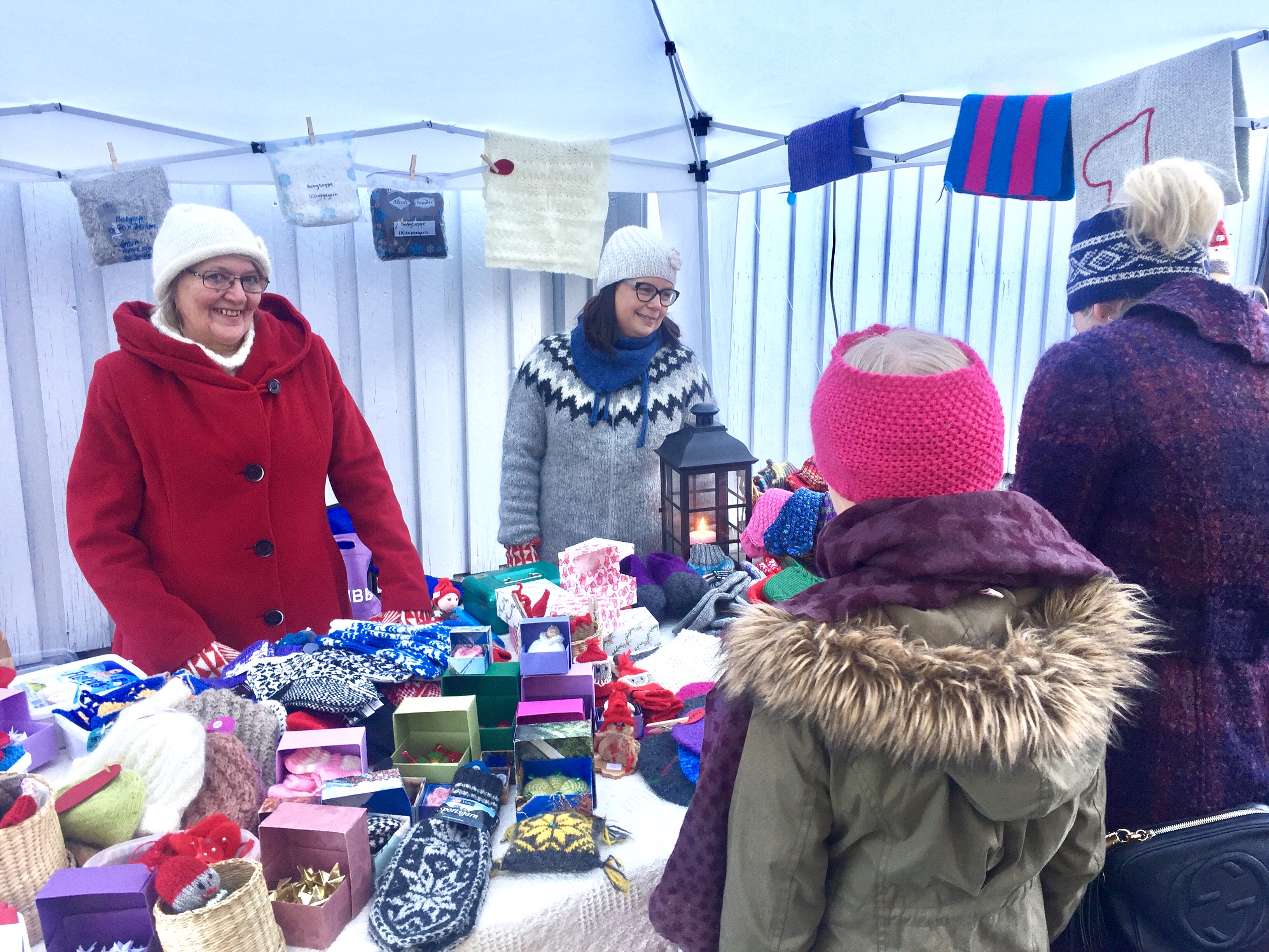 Stort utvalg av hjemmelagde produkter av alle slag på julemarked.