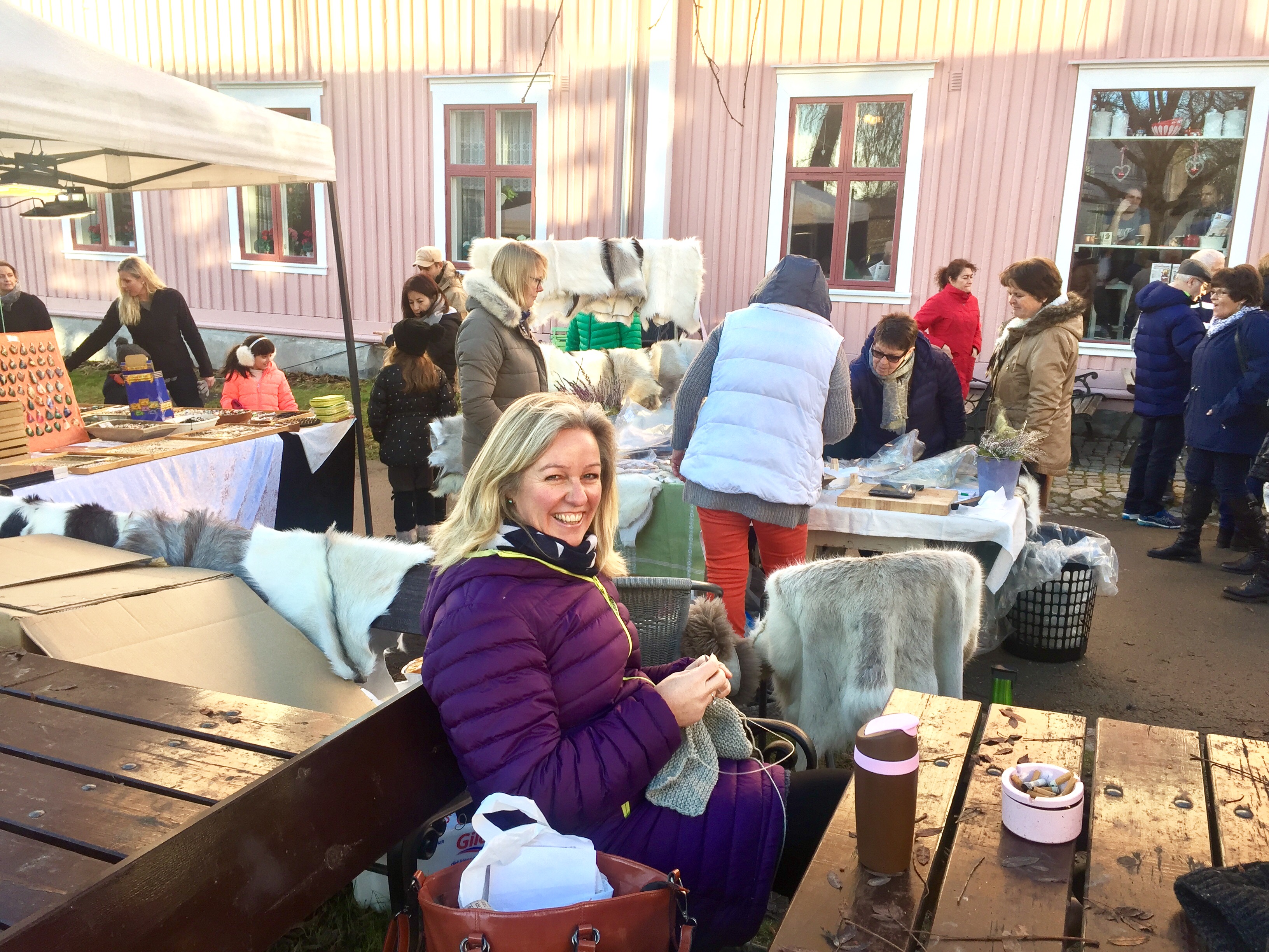 Fullt mulig å strikke i Herdahlsparken i uvanlig flott adventsvær