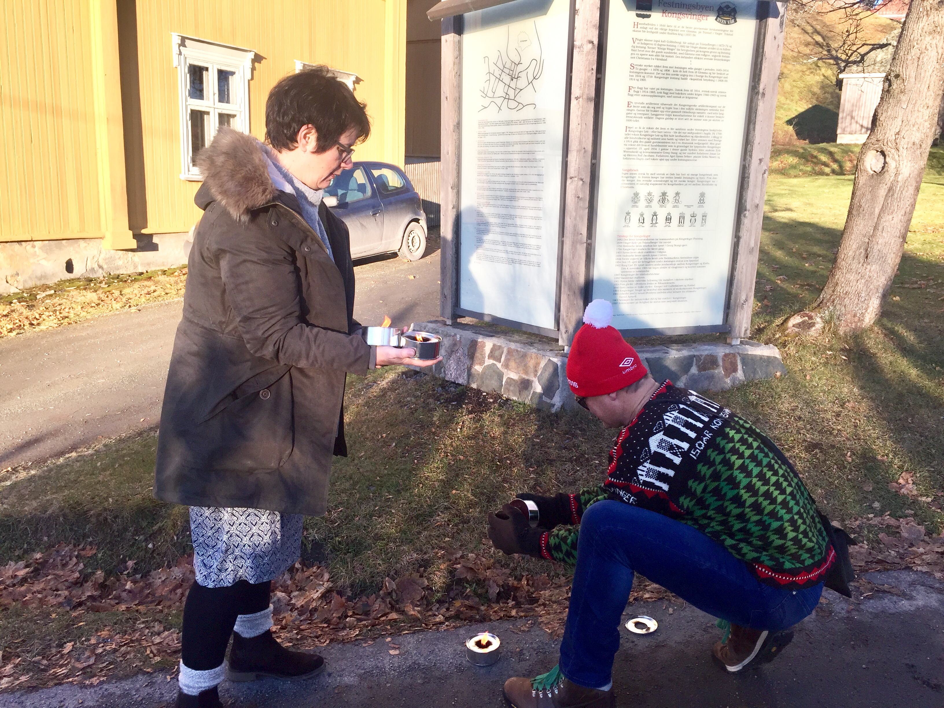 Jobben må gjøres: Kristin Kongsli Eker og Uno Arnesen tenner fakler