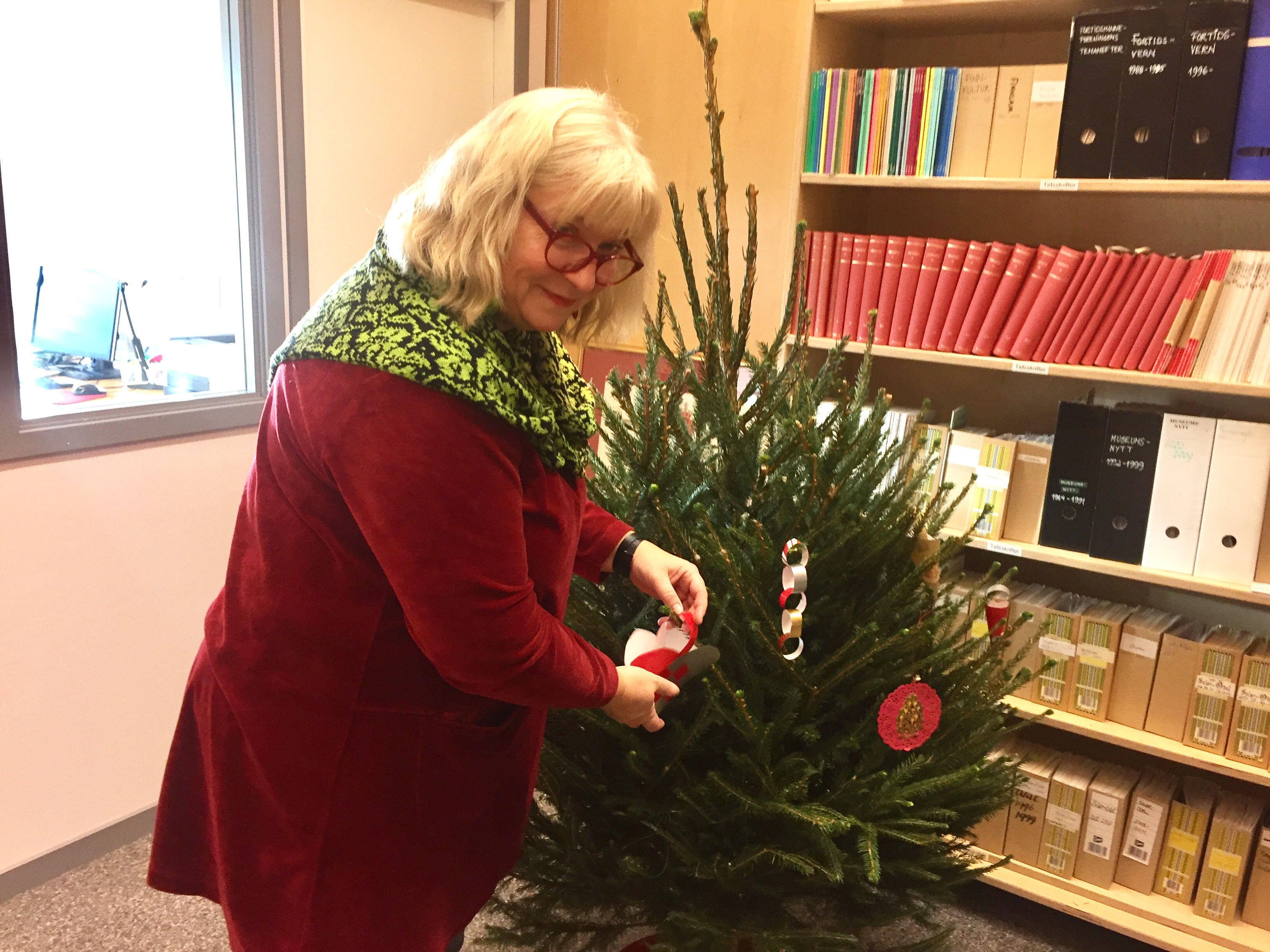 Ingun Aastebøl forbereder til barna kommer og skal være med å lage gammeldags julepynt