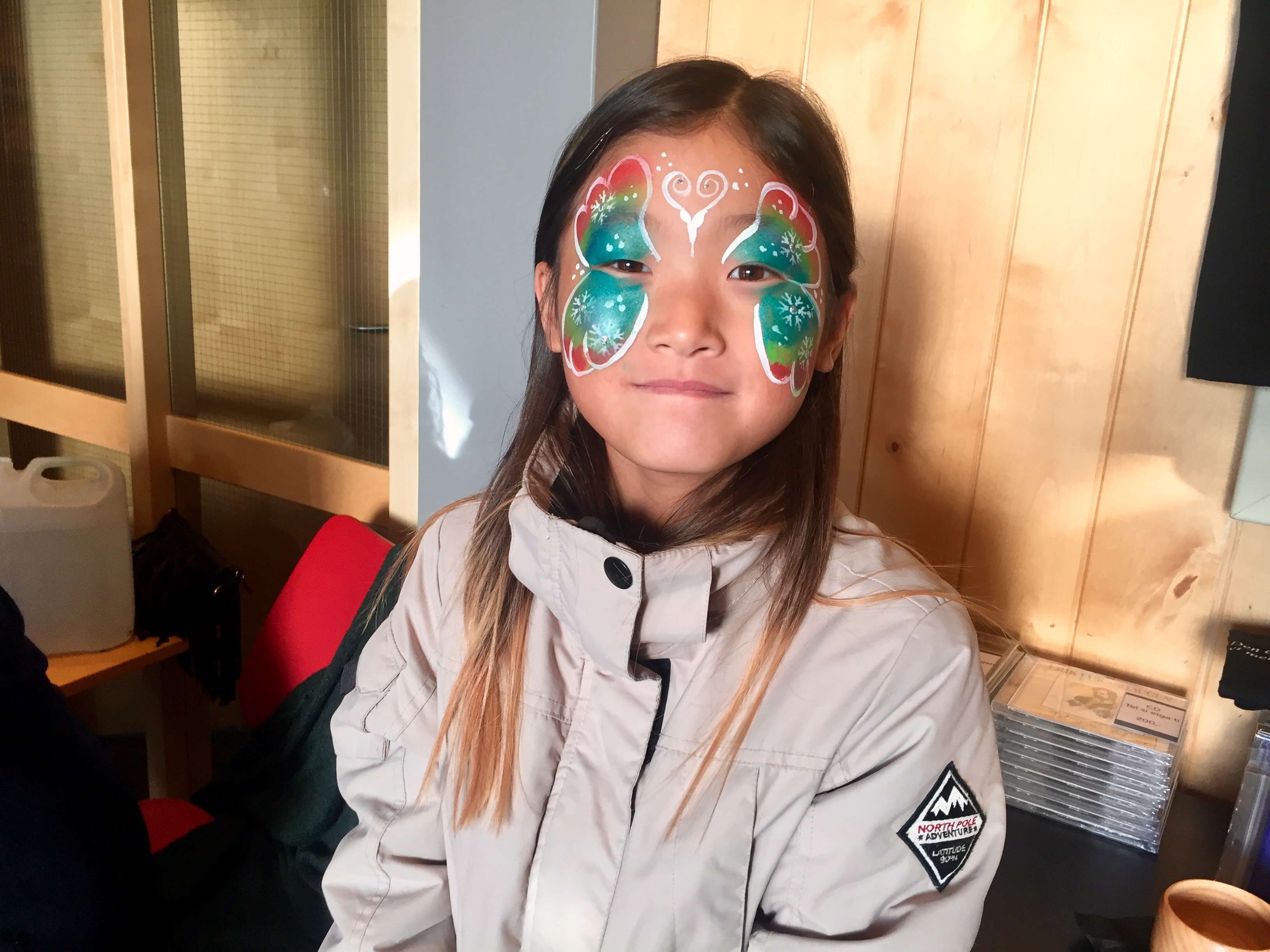 Gabrielle Haug, 10 år, har nettopp fått flott ansiktsmaling.