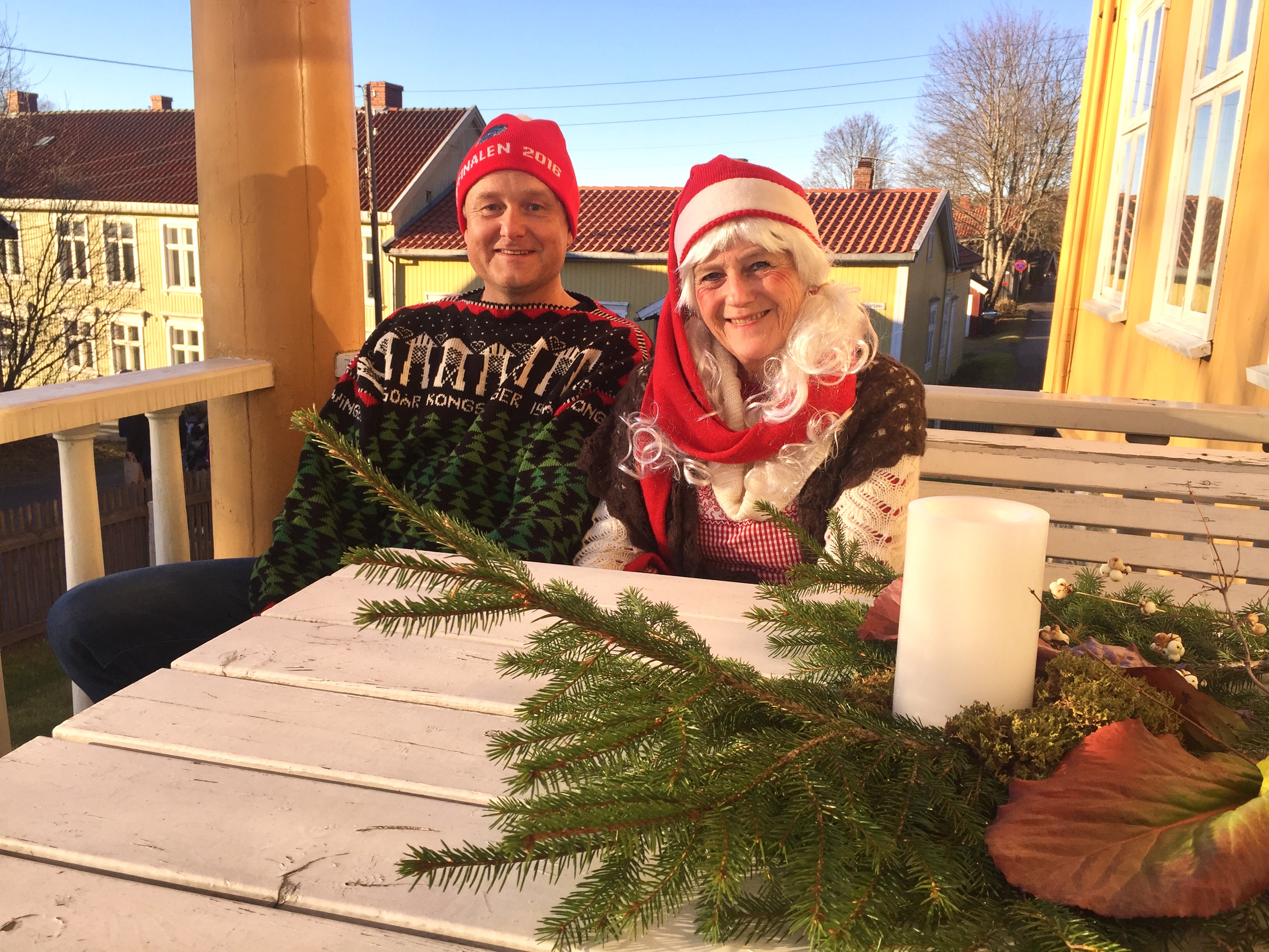 Nissemor og Uno Arnesen tar en pust i bakken på benken i sola utenfor Aaamodtgården