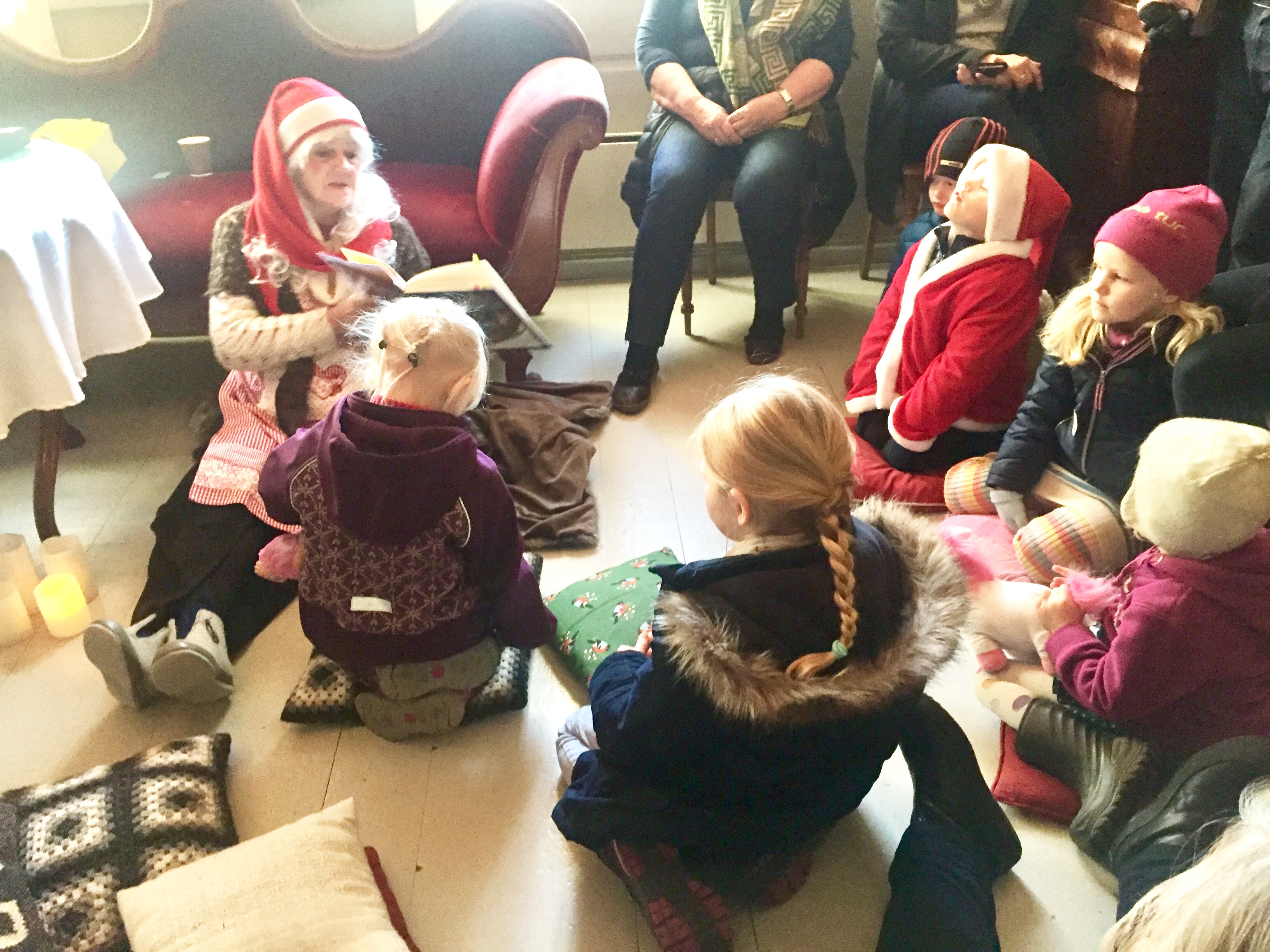 Nissemor forteller juleeventyr til barnas (og de voksnes) glede.